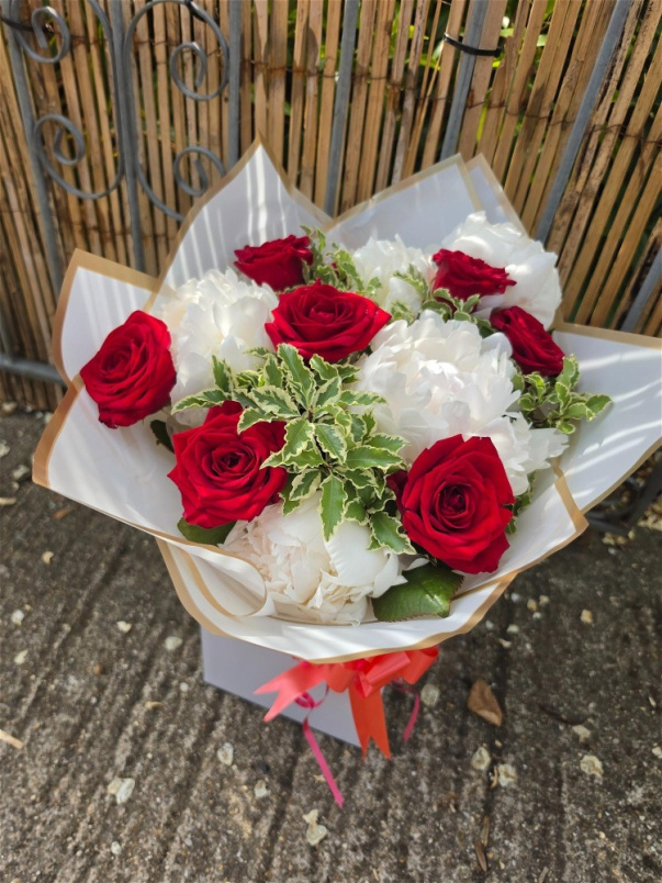 Bouquets | Luxurious Bouquets | Peony & Rose Elegance