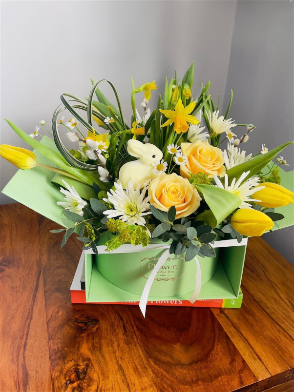 Flower Arrangements | Easter Hatbox Centrepiece