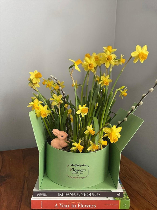 Flower Arrangements | Easter Hatbox Centrepiece