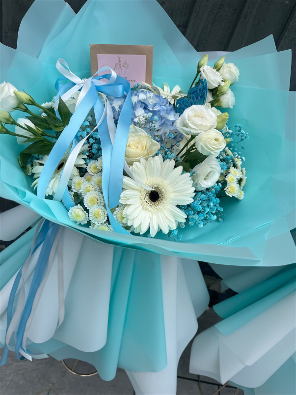 Bouquets | Baby blue bliss flower bomb