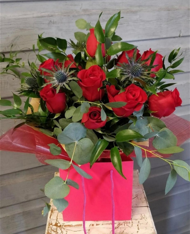 Bouquets & Arrangements. | 12 Roses hand tied.