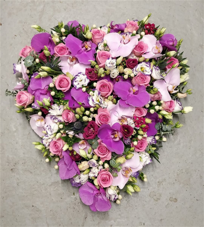 Funeral Flowers | Solid sympathy heart.