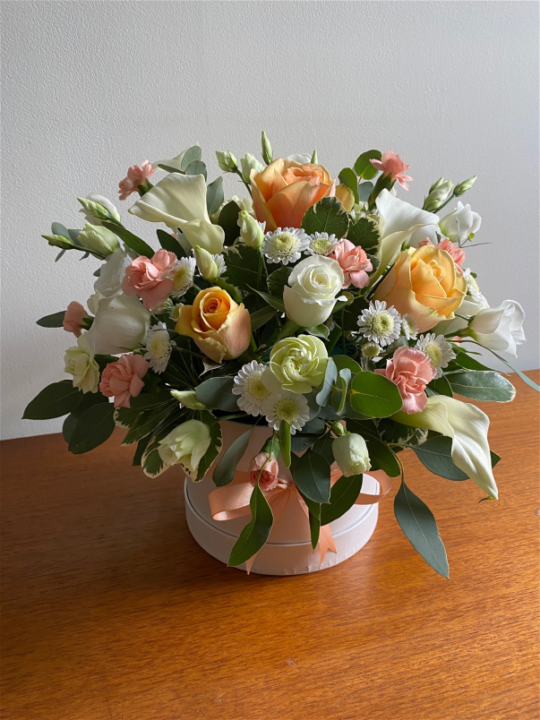 Arrangements | Peaches Hat Box