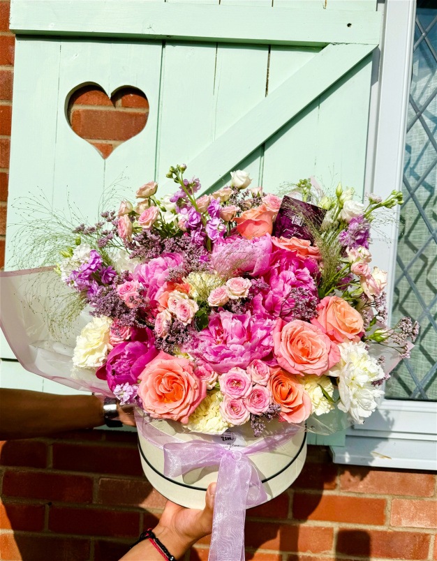 Bouquets | Blushing Beauty Hat Box