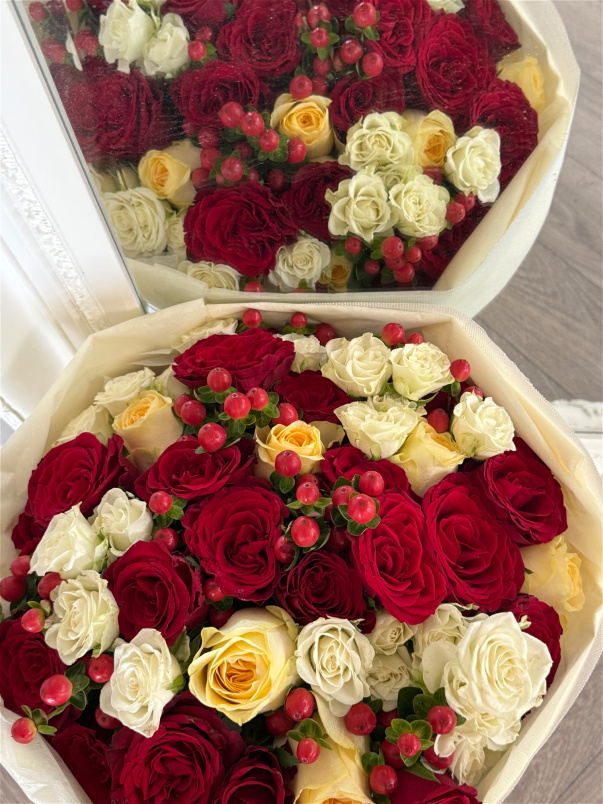 Festive Bouquets | Christmas Berries and Roses