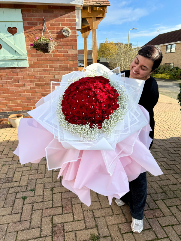 Festive Bouquets | Crowned in roses