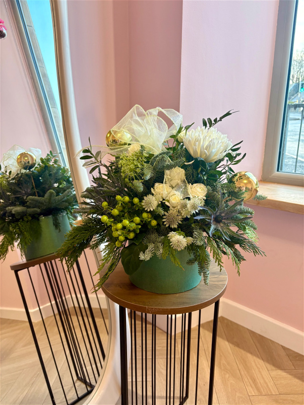 Christmas | Fresh Flowers | White Christmas Hat Box