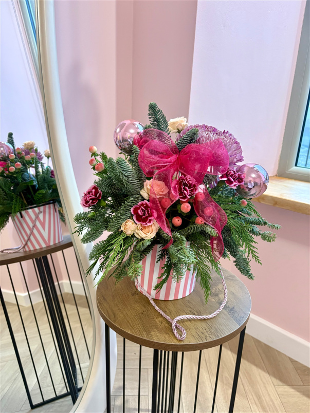 Christmas | Fresh Flowers | Pink Peppermint Hat Box