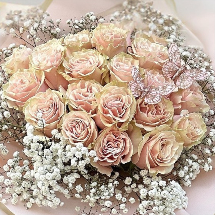 Bouquets | Heirloom Mondial Roses with Gypsophila