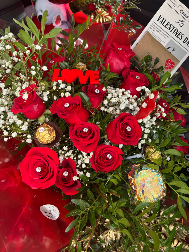 Upsell gifts | Valentines 2026 | Add diamond pins & Ferrero Roche chocolates in bouquet
