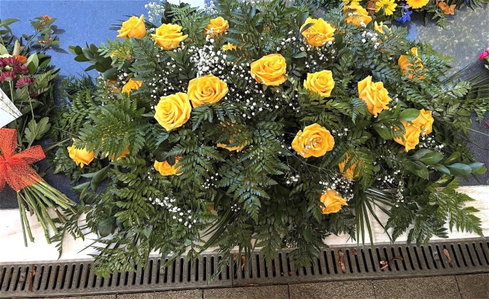 Funeral & Sympathy Flowers | Florist choice casket spray