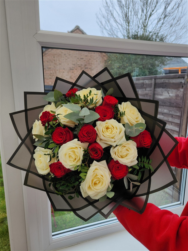 Rose Bouquets | 20 Cream and Red Roses with Foliage