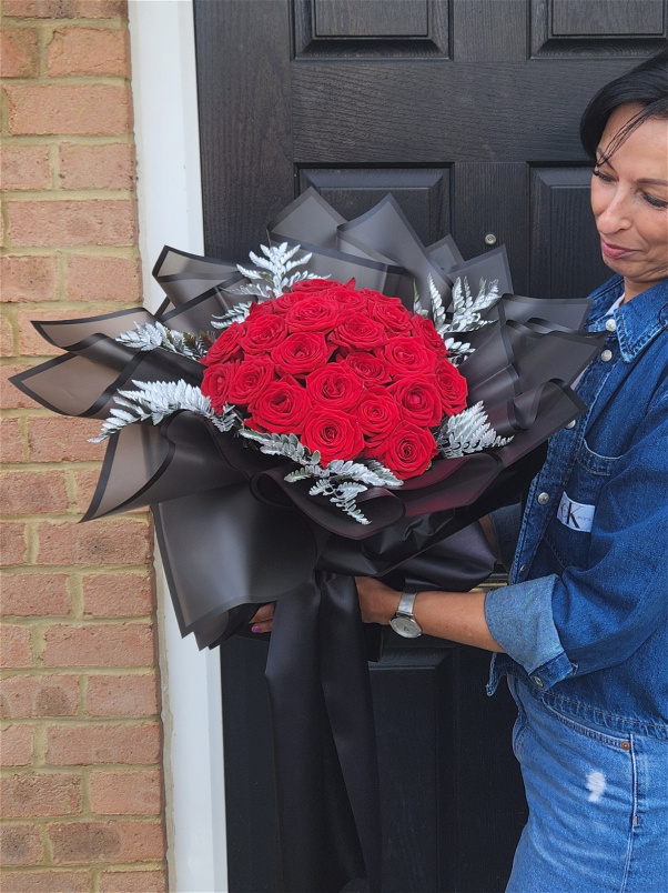 Rose Bouquets | 25 Red Naomi Roses with Silver Foliage