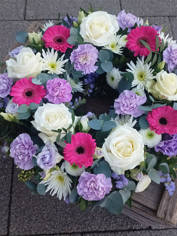 Funeral tributes | Wreath in pink and lilac