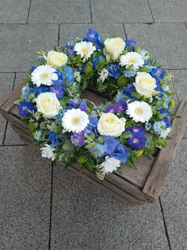 Funeral tributes | Wreath in white and blue