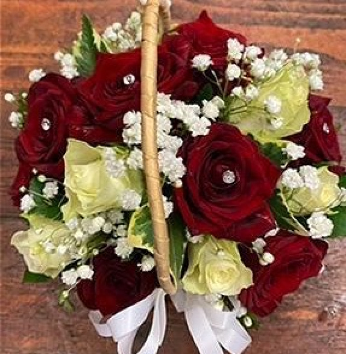 Weddings | Child bridesmaid basket reds