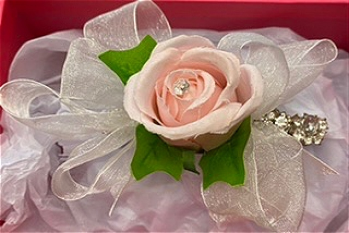 Weddings | Wrist corsage pink