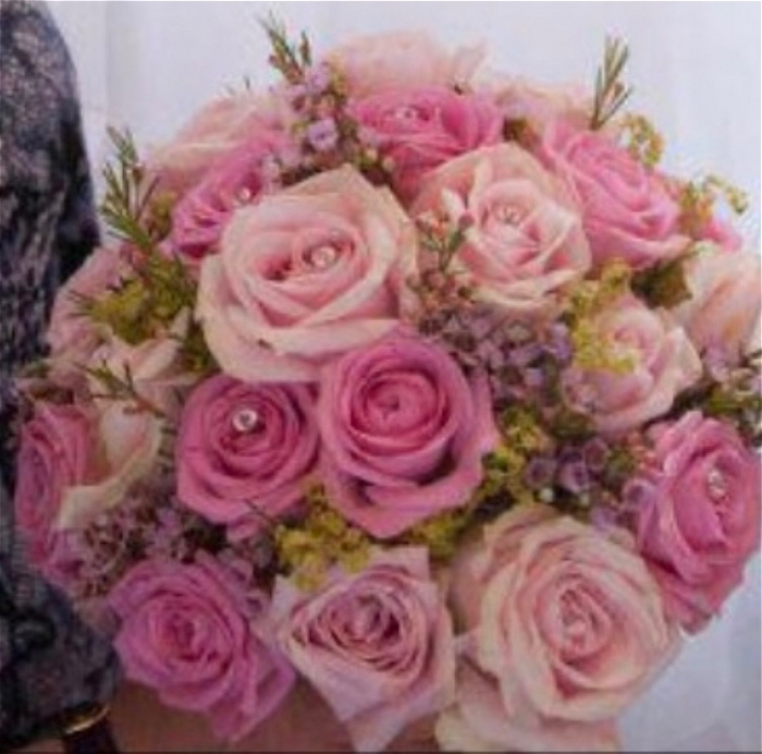 Weddings | Brides bouquet in shades of pink