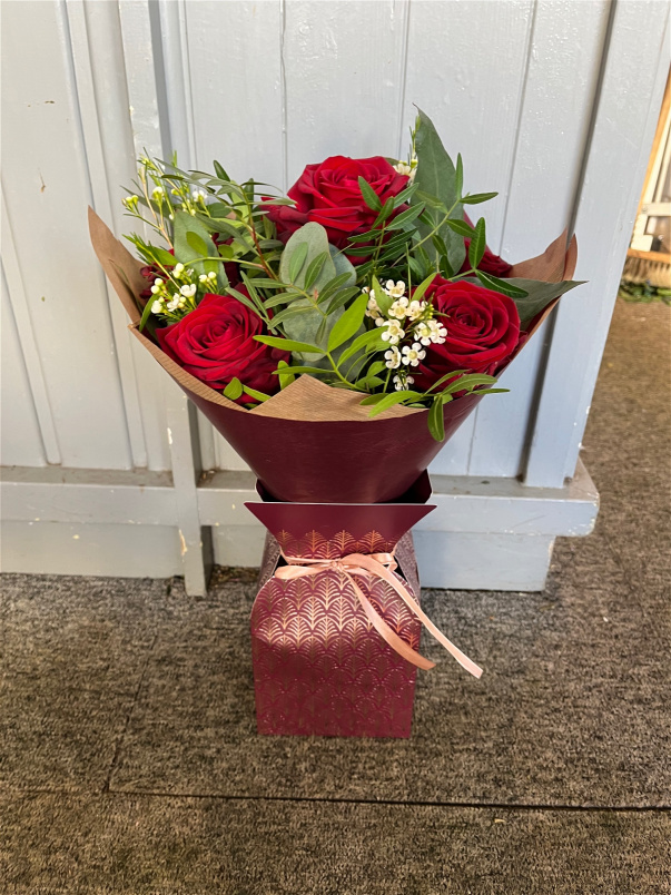 Valentine’s Day  | 6 Luxury Red Roses