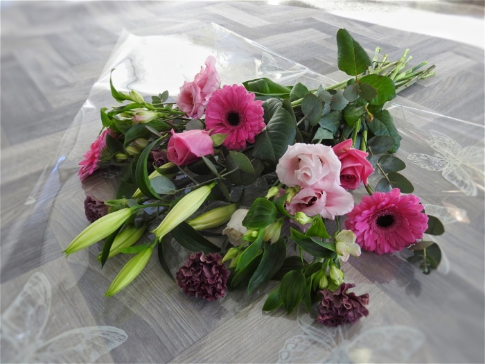 Gift Flowers | Valentines | Traditional Flat Bouquet